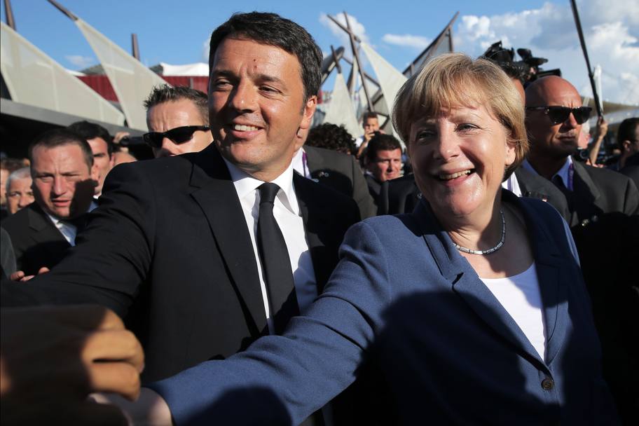 Matteo Renzi e Angela Merkel salutano i visitatori (Afp)